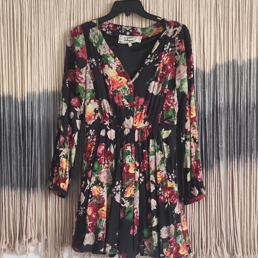 Black vintage floral dress. (S) Buttons halfway up.